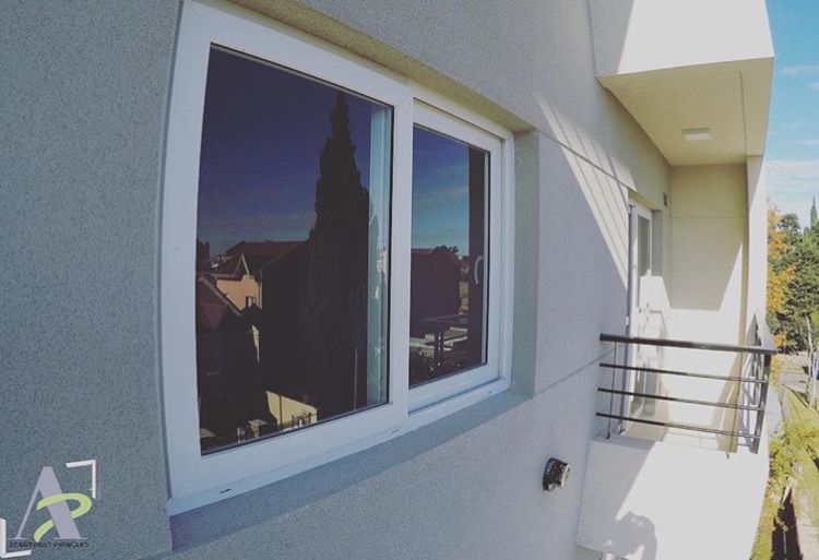 Ventana de PVC con paño fijo en casa de Coronel Pringles