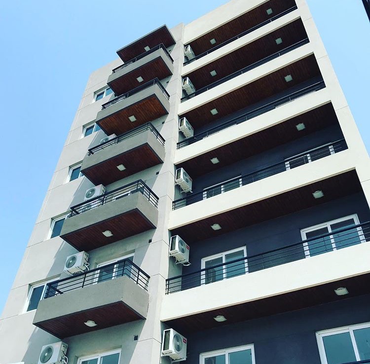 Detalle de herraje en ventana oscilobatiente de PVC